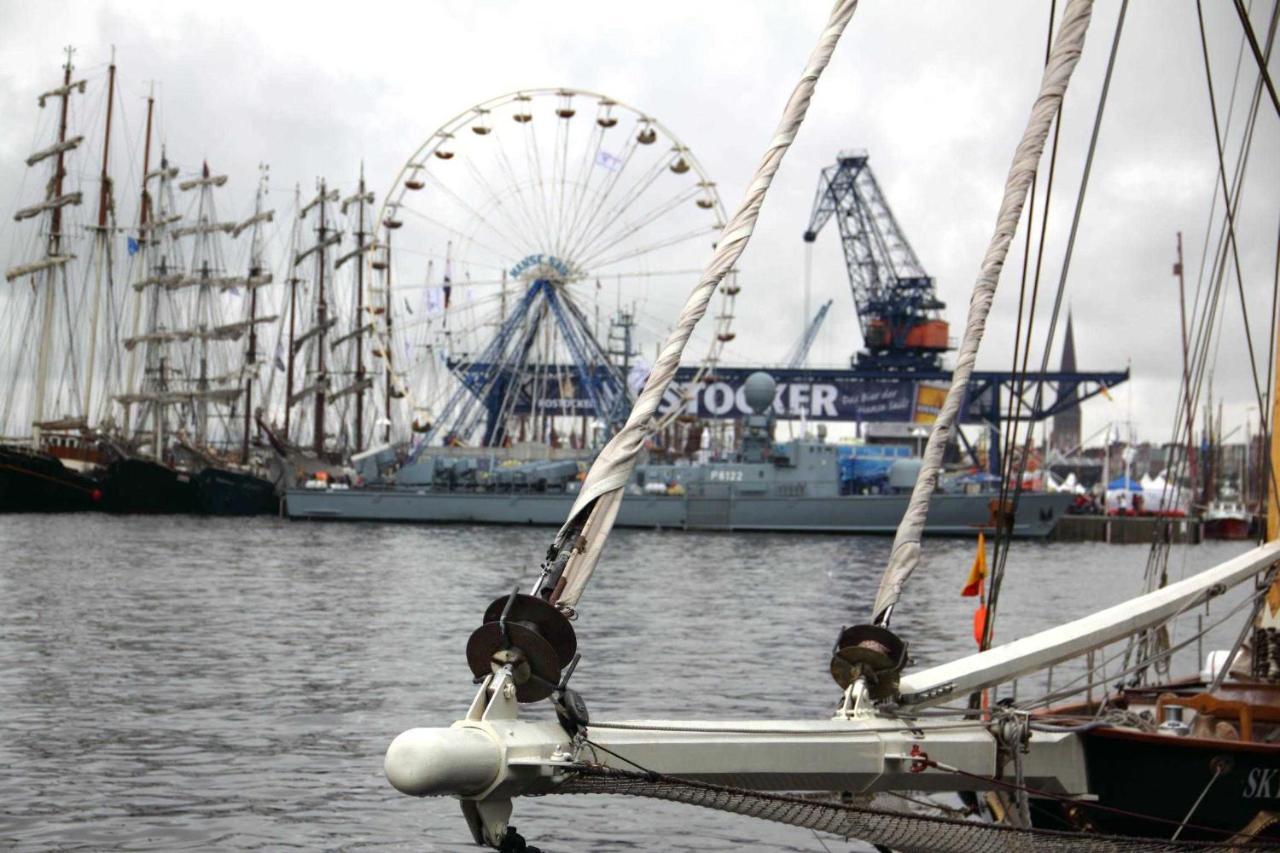 Ferienwohnungen Am Schwanenteich Rostock Exterior photo